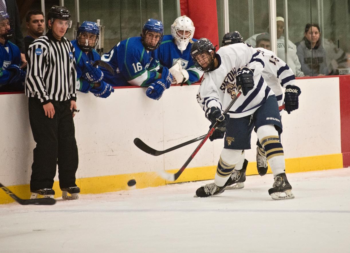 Hockey Pours in Nine in 9-5 Win at UMass Dartmouth