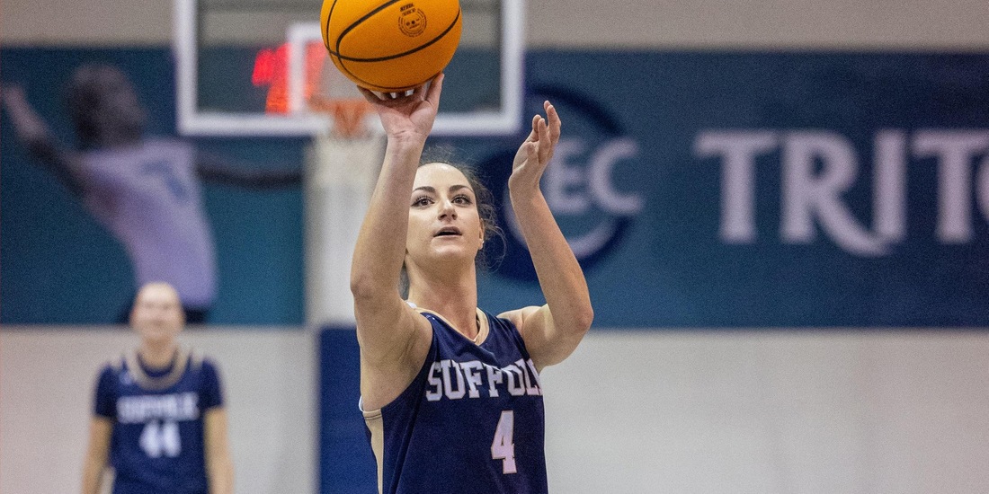 Upperclassmen Duo Leads Women’s Basketball by Curry, 76-66