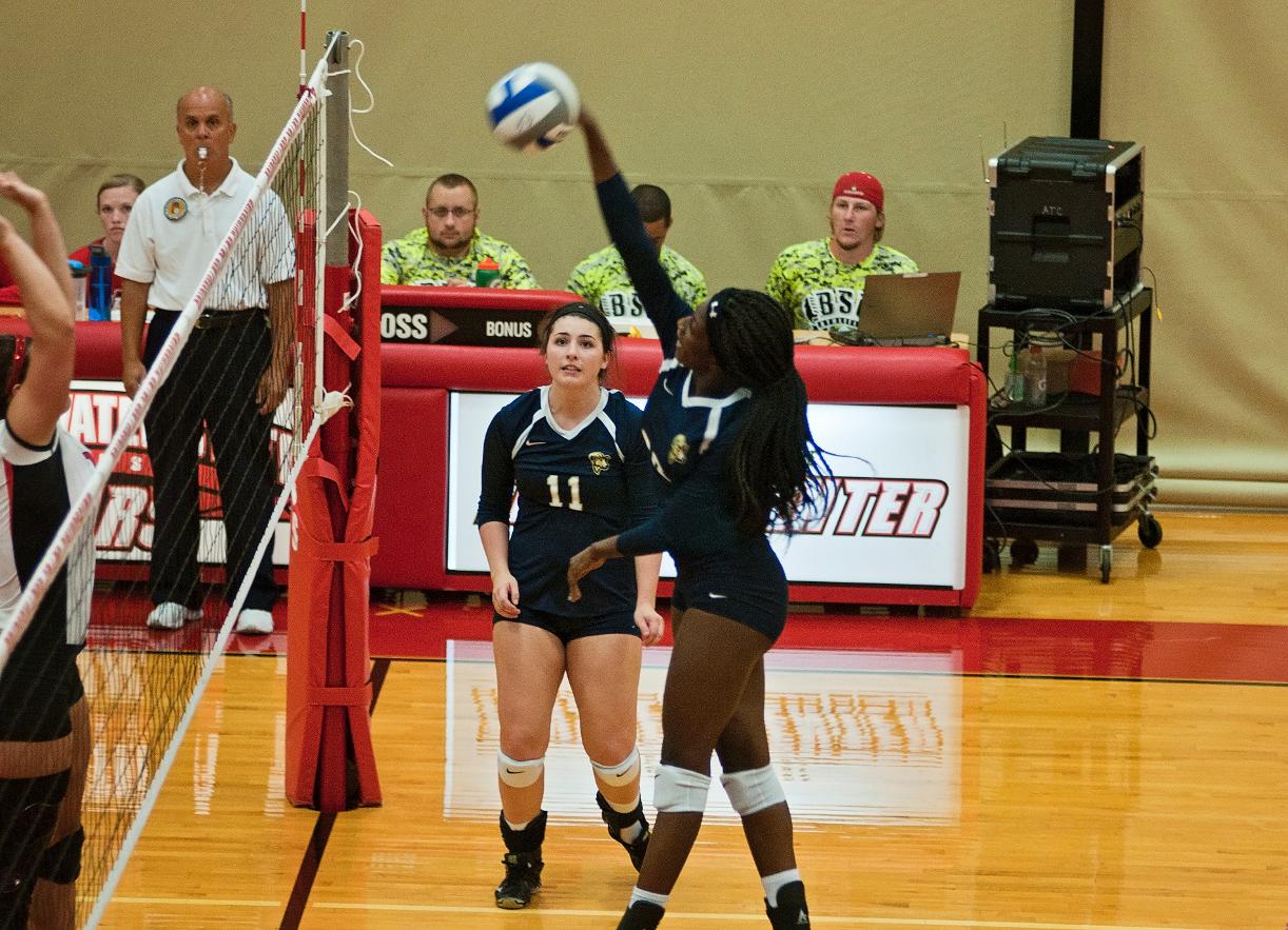 Volleyball Returns to Win Column, Defeats Pine Manor, 3-1